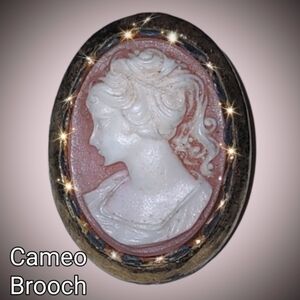 Left-Faced Vintage Cameo Brooch